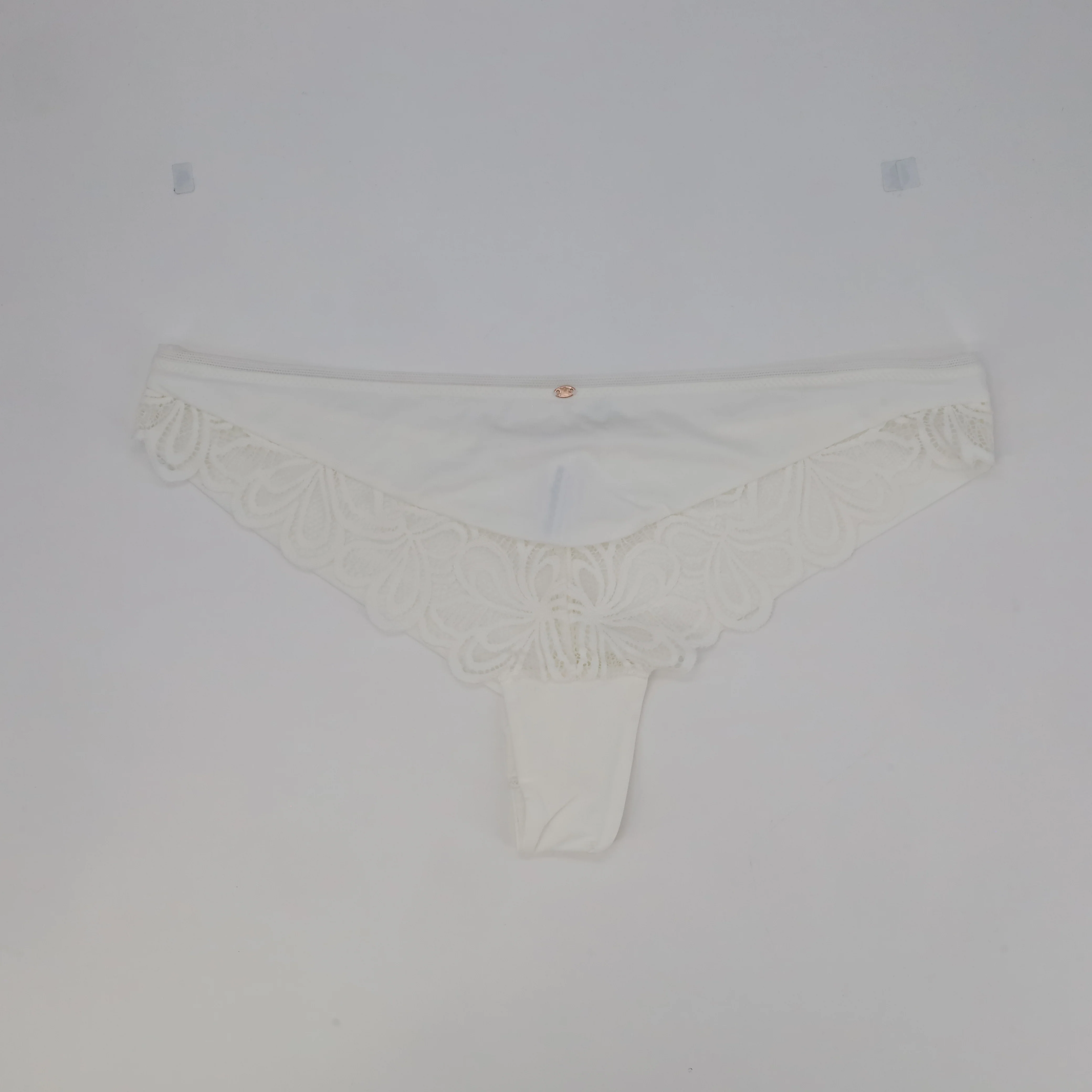 String RougeGorge Blanc