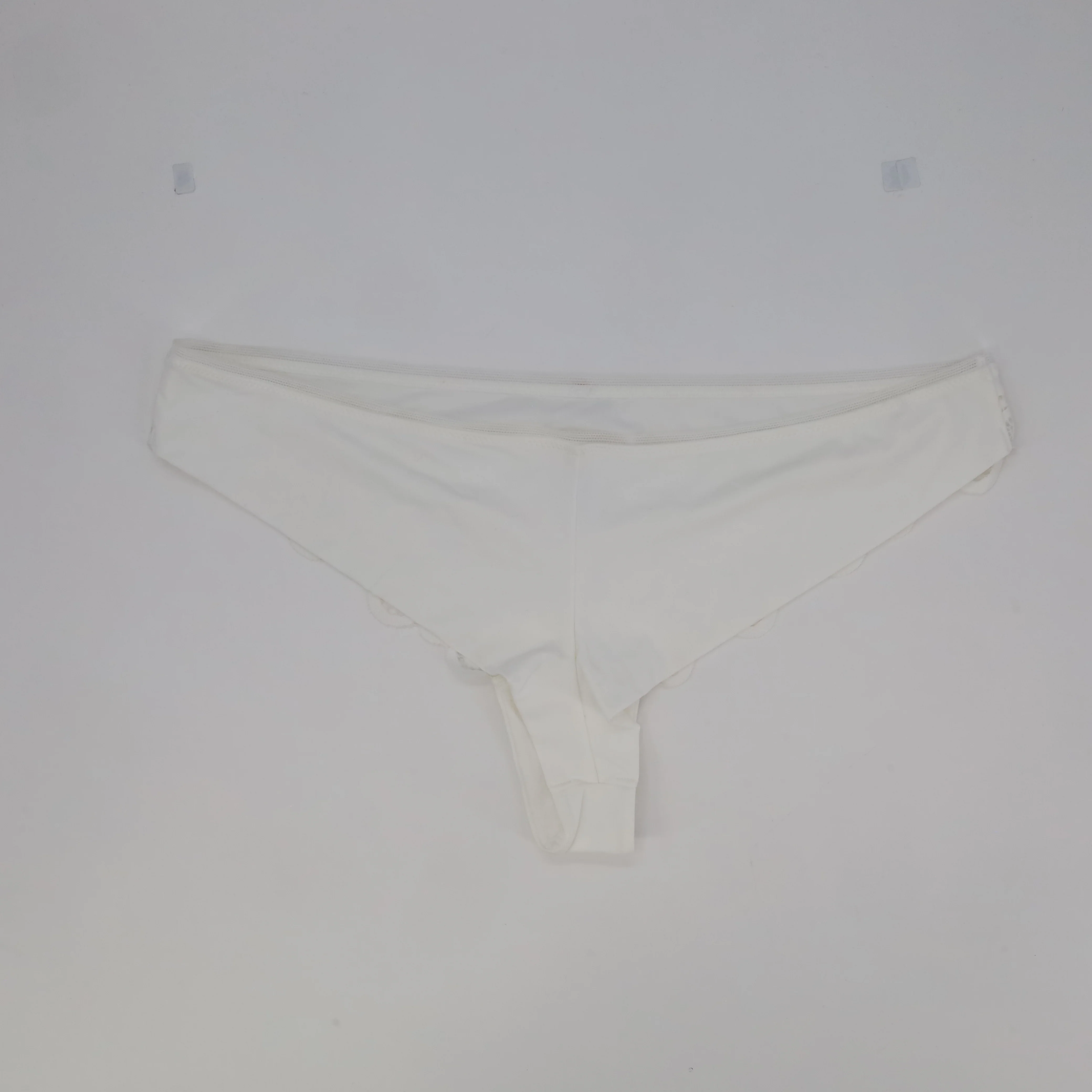String RougeGorge Blanc - Image 2