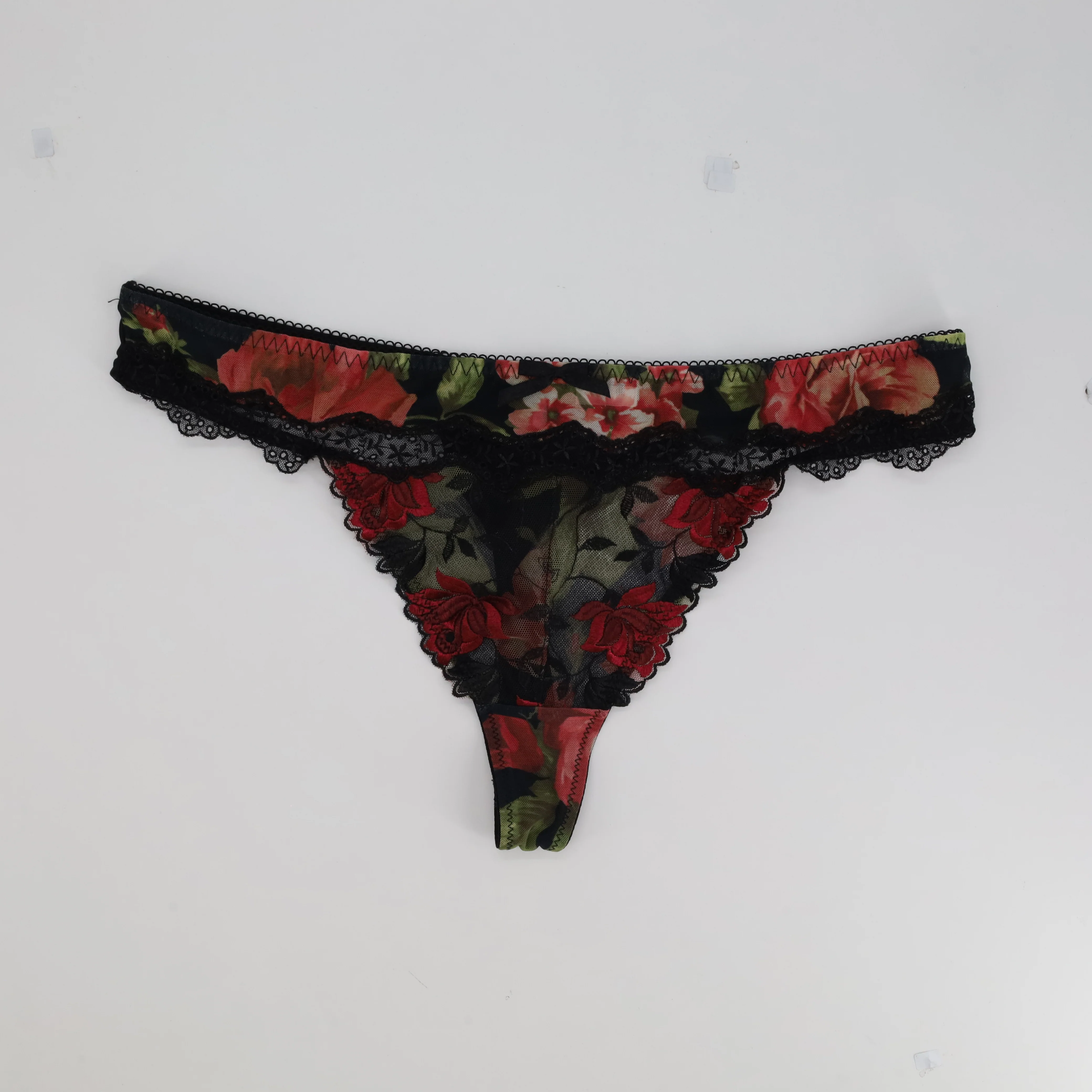 String Sans Complexe Noir